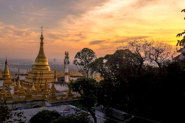 Pagoden op de top van de heuvel van Mandalay in de avond