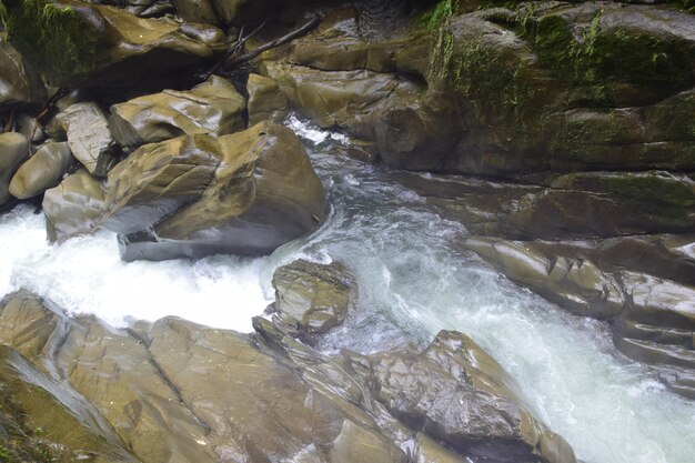 Pailon del Diablo Bergrivier en waterval in de Andes Banos