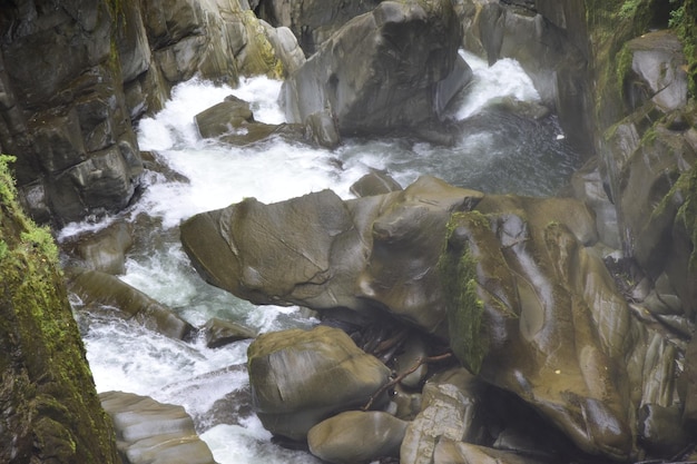 Pailon del Diablo Bergrivier en waterval in de Andes Banos