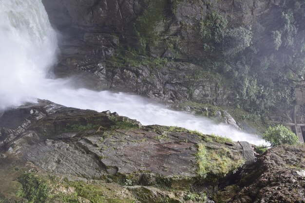 Photo pailon del diablo mountain river and waterfall in the andes banos