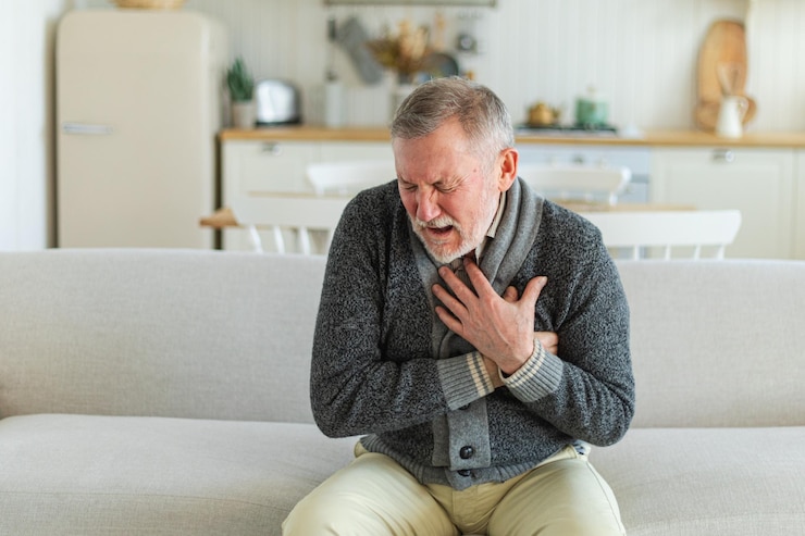 Photo pain on heart heart attack unhappy middle aged senior man suffering from chest pain heart attack