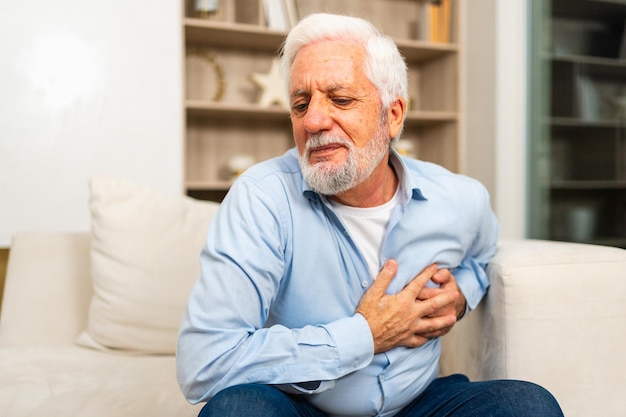 Photo pain on heart heart attack unhappy middle aged senior man suffering from chest pain heart attack