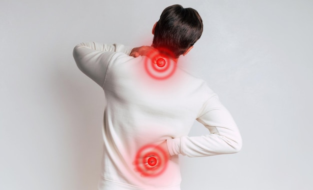사진 등과 목의 통증 척추 근육과 에 심한 통증이 있는 남성의 등 뒤쪽 사진.