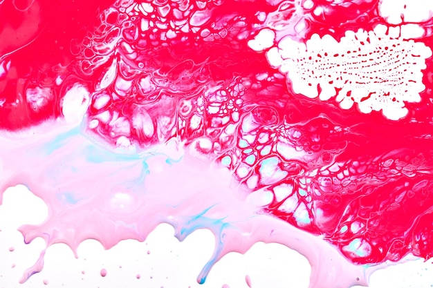 사진 흰 종이에 페인트 방울과 밝아진 여러 가지 빛깔의 폭발 분홍색 파란색 잉크 얼룩 추상 배경 유체 예술
