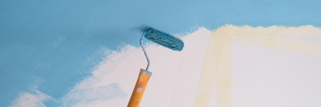 텍스트 하우스 개선을 위한 파란색 흰색 복사 공간이 있는 페인트 롤러 페인팅 벽 및
