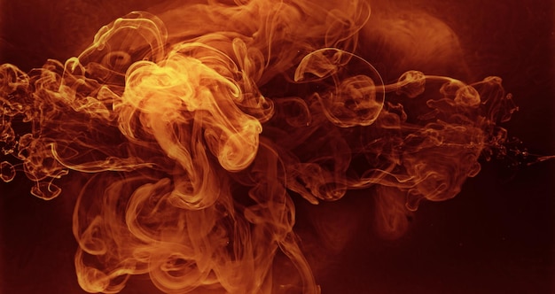 Dipingi con colore ad acqua esplosivo di fumo rosso arancio bagliore