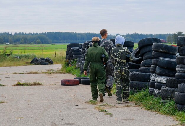 Foto i giocatori di paintball vanno al gioco