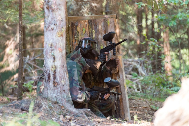 Paintball players Hiding