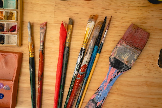 Arte del pennello per l'utilizzo da parte dell'artista creativo della pittura a pennello con acqua o colore ad olio sul design dell'attrezzatura dello strumento della tavolozza dello sfondo dello studio