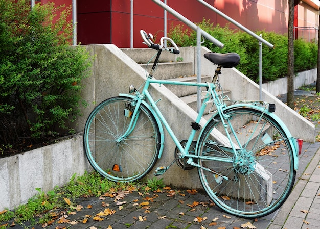 ペイントされた自転車が手すりに固定されている