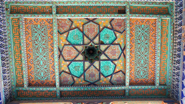 Foto soffitto dipinto in un palazzo a khiva