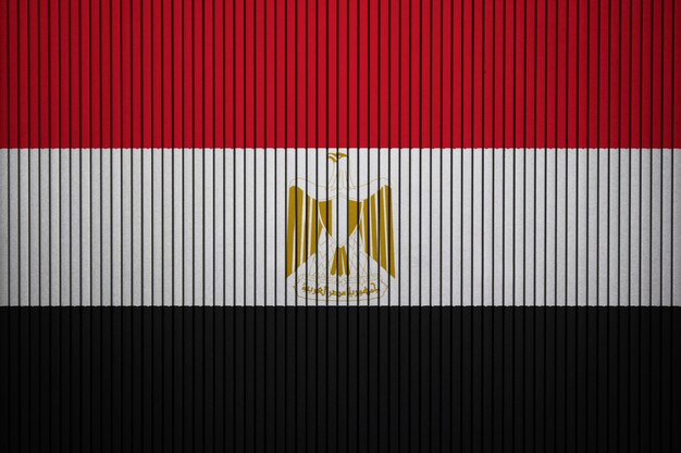 コンクリートの壁にエジプトの国旗を塗った
