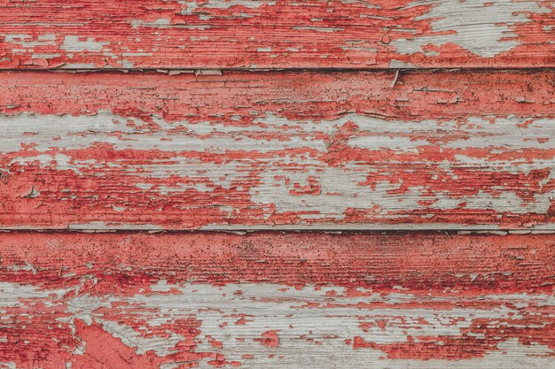 오래 된 나무 붉은 벽 배경을 그렸습니다.
