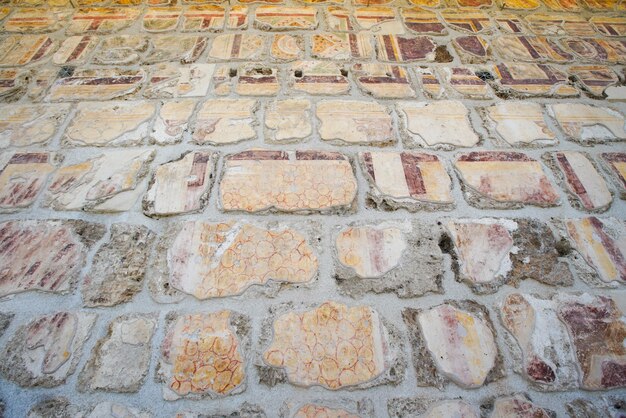 Расписная стена в Лаодикии в древнем городе Ликус в Денизли, Турция