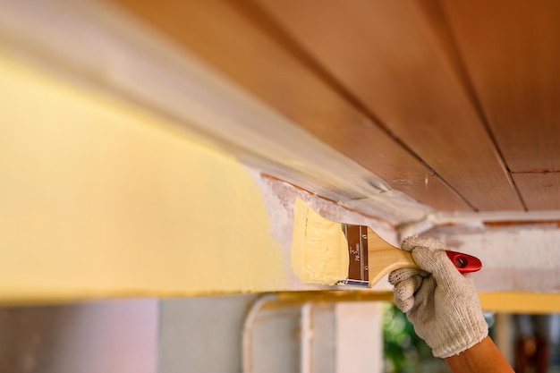 Pittore uomo che dipinge il muro esterno per il miglioramento della casa durante il blocco durante il covid-19. uomo nel lavoro e nello stile di vita.