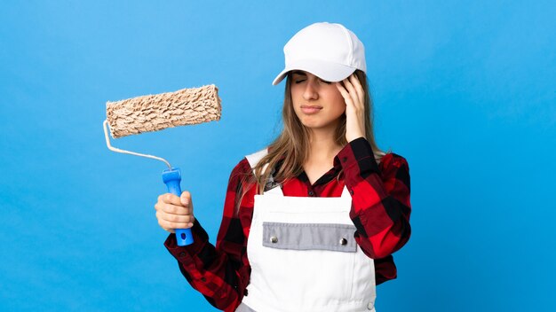 Donna del pittore sopra l'azzurro isolato con l'emicrania