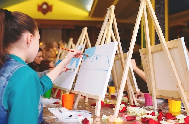 Foto dipingere alla scuola d'arte.