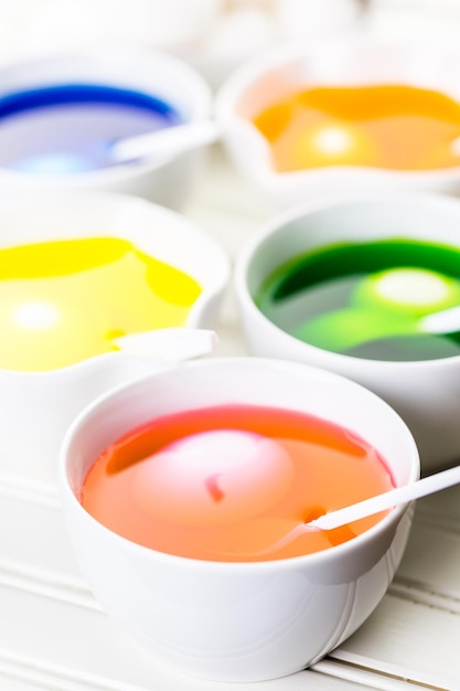 사진 부활절을 위해 파스텔 색상으로 계란을 칠하십시오.