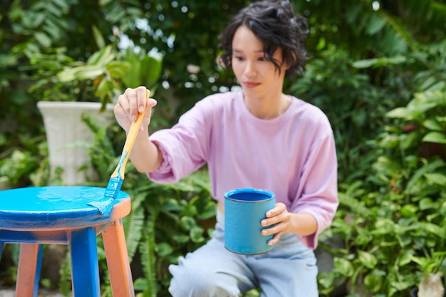 古い椅子を青く塗る