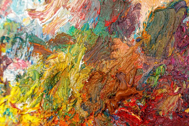Палитра живописи с разными цветами краски крупным планом