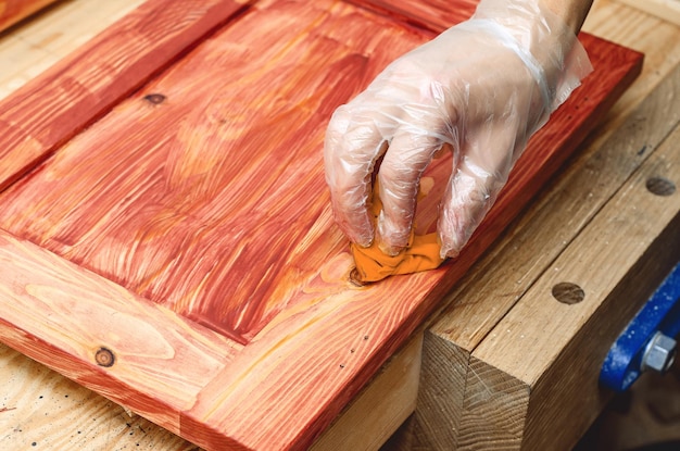 Painting a wooden surface with a sponge