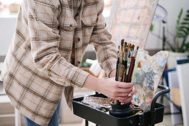 Foto paintsplattered brushes close up with oil paint in the art studio