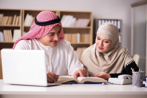 Coppia di uomo e donna arabi