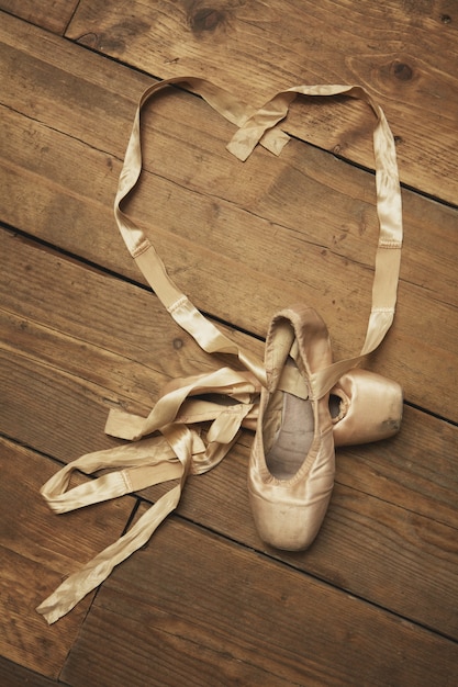 Пара балетных туфель с лентой в форме сердца