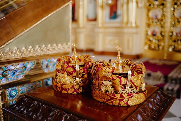 Photo a pair of baskets with a gold and red design on the top