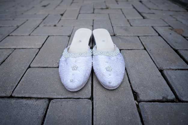 Foto un paio di scarpe da sposa per una cerimonia di matrimonio tradizionale in indonesia