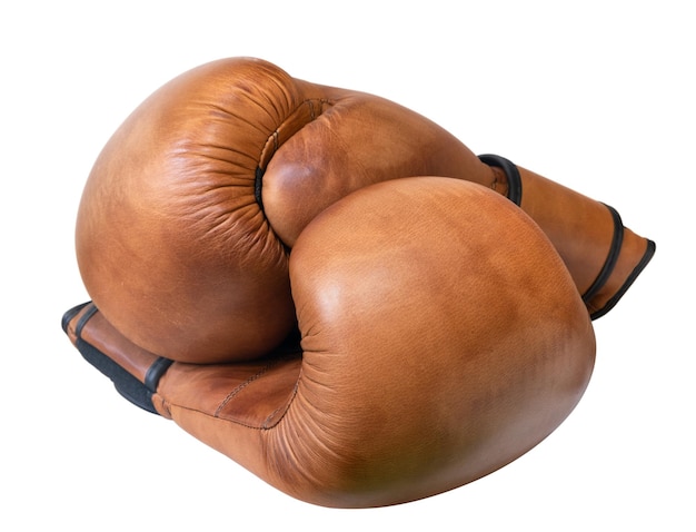 Пара коричневых кожаных боксерских перчаток, изолированных на белом