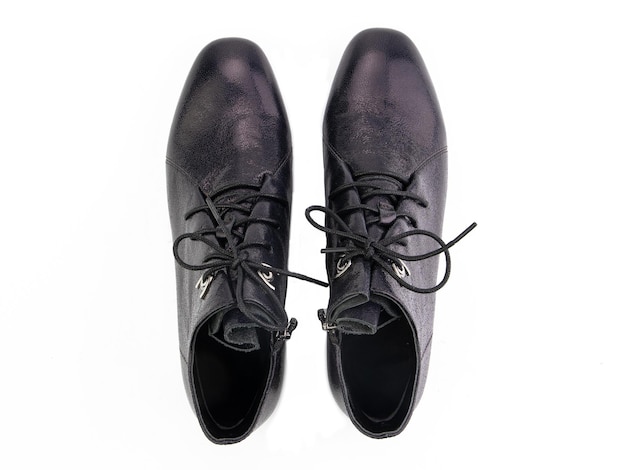 Пара классических кожаных элегантных мужских туфель на белом фоне Стильные черные туфли жениха Изолированный объект крупным планом на белом фоне