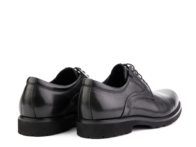 Пара классических кожаных элегантных мужских туфель на белом фоне Женихи стильные черные туфли