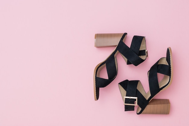 Photo a pair of fashionable women's shoes lying on their side on a pink background.