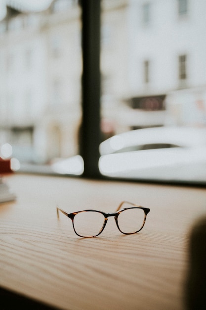 Photo pair of glasses on a wooden table