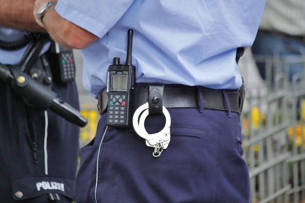 Photo a pair of handcuffs on a man's belt