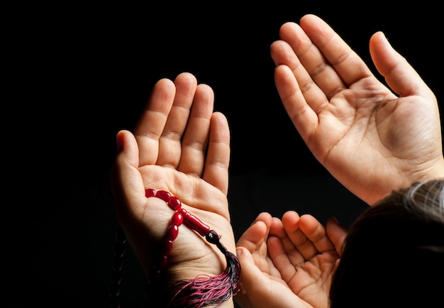 Photo pair of hands praying