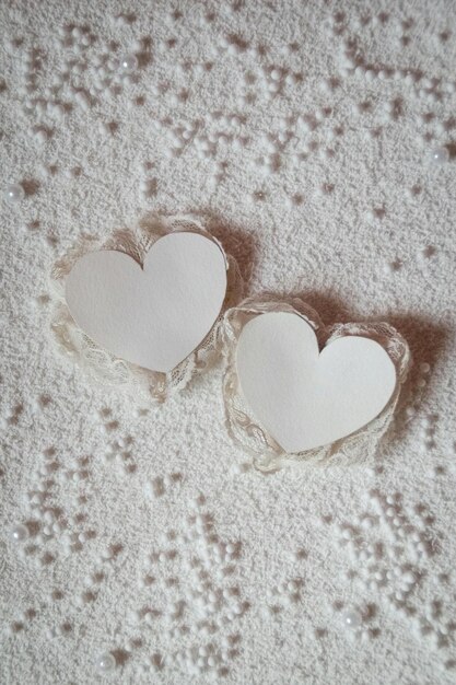 Foto un paio di cuori di feltro a forma di cuore