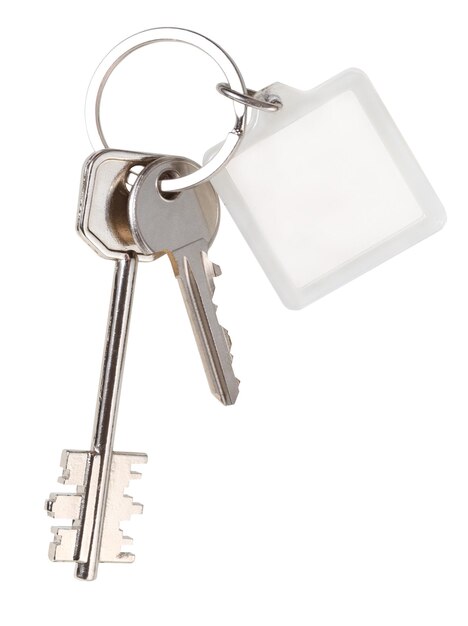 Пара ключей от дома и квадратный брелок на кольце