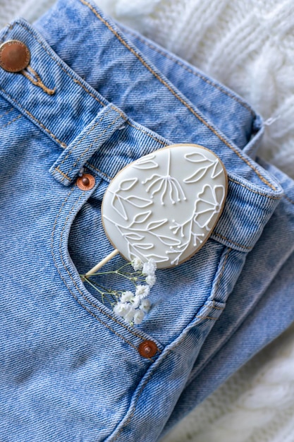 Photo a pair of jeans with a white cookie on the bottom.