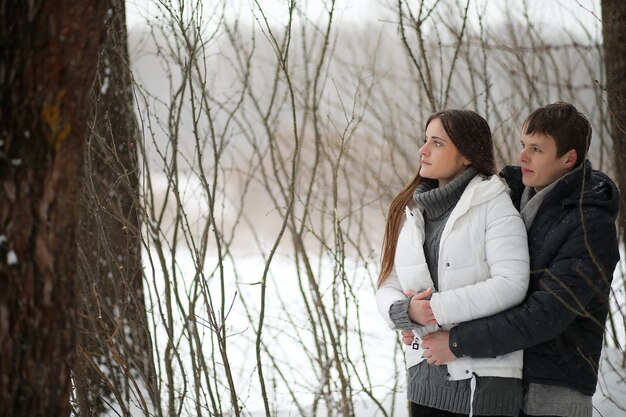 吹雪の中の冬の午後のデートの恋人たちのペア