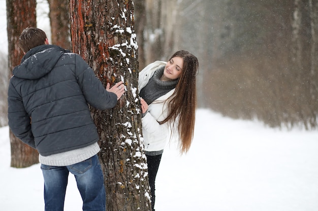 пара влюбленных на свидании зимним днем в снежной метели