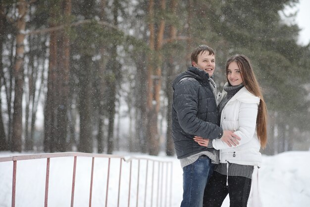 Пара влюбленных на свидании зимним днем в снежную метель
