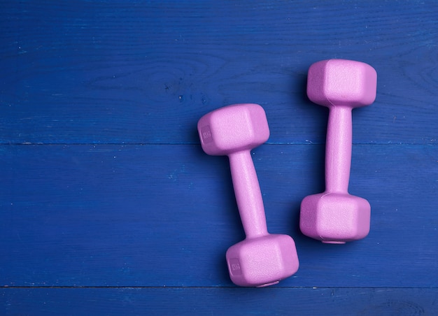 Pair pink plastic dumbbells of one kilogram