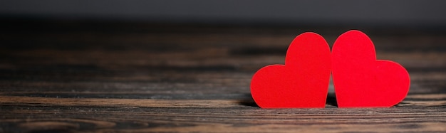 Пара красных сердец на деревянном фоне, концепция любви и валентинки на деревянном столе
