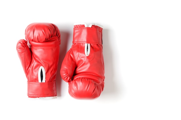 Пара красных кожаных боксерских перчаток изолированы