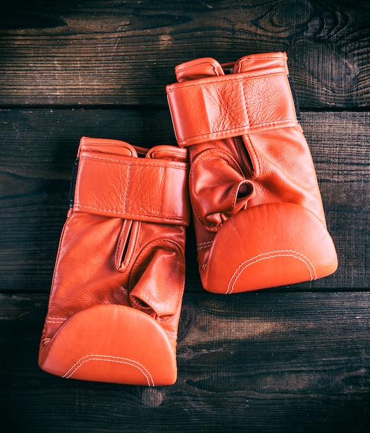 Photo pair of red leather gloves for boxing