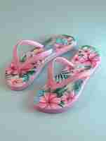 Photo a pair of sandals with flowers and a flower on them