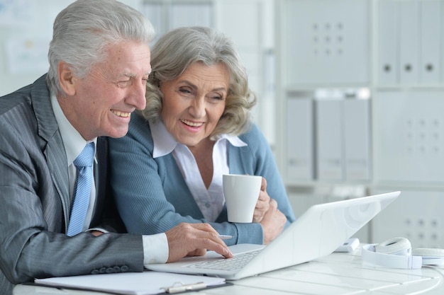 Photo pair of senior businesspeople working at the office