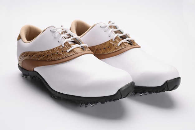 독특한 디자인의 화이트 가죽이 골드와 조화를 이루는 세련된 패셔너블한 신발 한 켤레